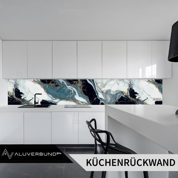Küchenrückwand mit blau-weißem Marmormuster und goldenen Akzenten in einer modernen, weißen Küche.