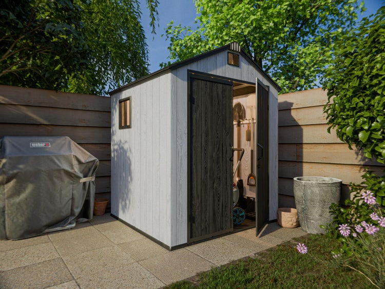 Graues Gerätehaus in Holzoptik mit Satteldach und geöffneten Doppeltüren auf einer Terrasse im Garten.