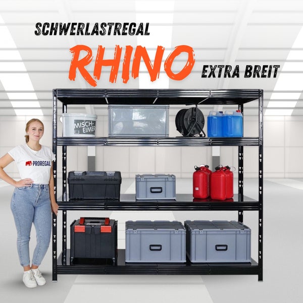 Schwarzes Schwerlastregal Rhino extra breit mit Lagergut und Person zum Größenvergleich.