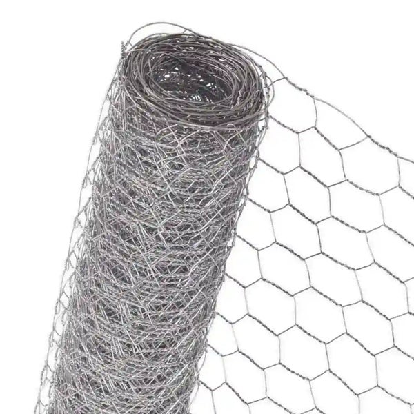 Eine Rolle Maschendrahtzaun mit sechseckigen Maschen aus verzinktem Metalldraht.