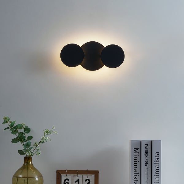 Moderne Wandleuchte mit drei runden Lampenschirmen