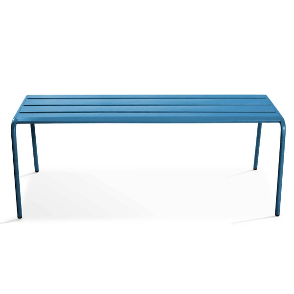 Blauer Gartenstuhl aus Metall mit Sitzfläche aus breiten Streben.