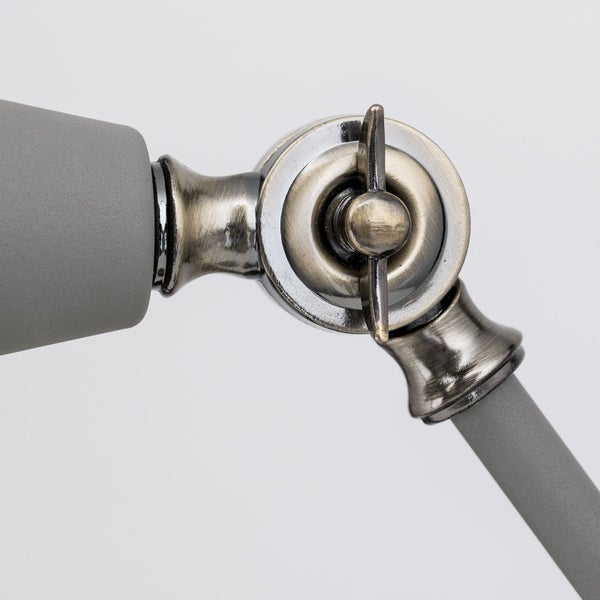 Detailaufnahme eines Lampengelenks mit Flügelmutter