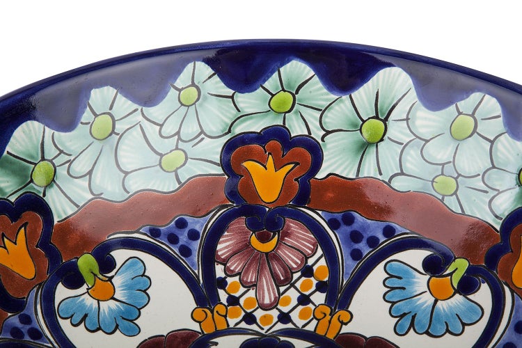 Detailansicht einer bemalten Keramikschale mit Blumenmuster.