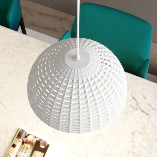 Weiße Pendelleuchte mit strukturiertem Gittermuster über einem hellen Steintisch in einem modernen Raum.