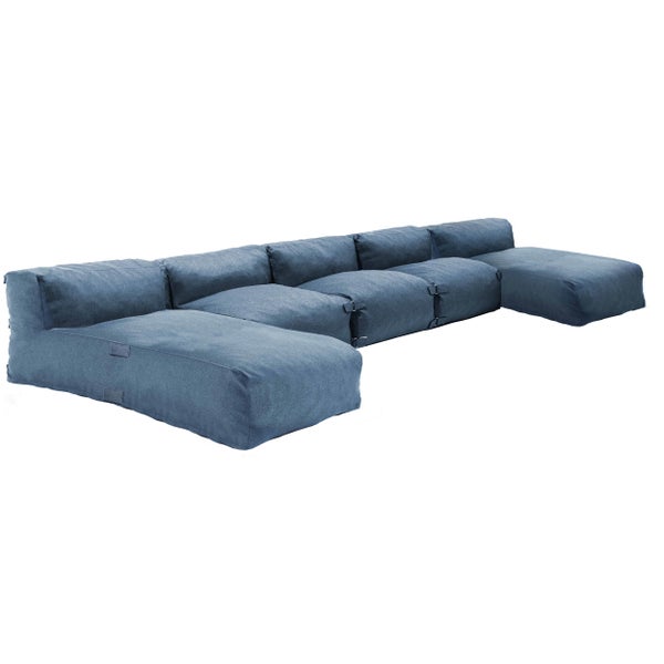 Großes modulares Sofa in U-Form mit blauem Stoffbezug. Die weich gepolsterten Elemente sind mit Schnallen verbunden.