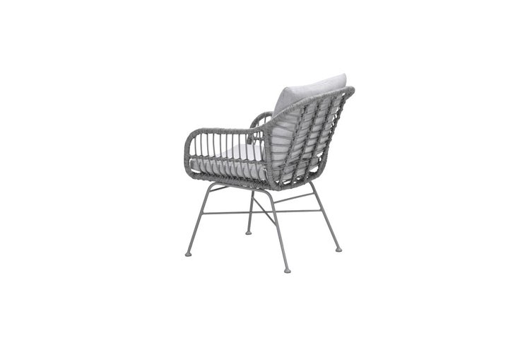 Grauer Gartenstuhl mit Seilgeflecht, Metallbeinen sowie Sitz- und Rückenkissen.