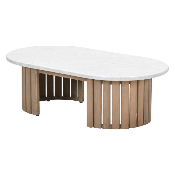 Ovaler Couchtisch mit weißer Tischplatte in Marmoroptik und einem Gestell aus vertikalen Holzlamellen.