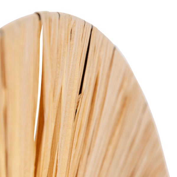 Detailaufnahme eines fächerförmig angeordneten Geflechts aus hellbraunem Naturmaterial.