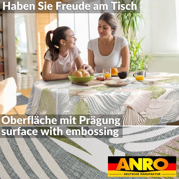 Szene mit Mutter und Tochter am Esstisch, Tischdecke mit Pflanzenmuster und geprägter Oberfläche.