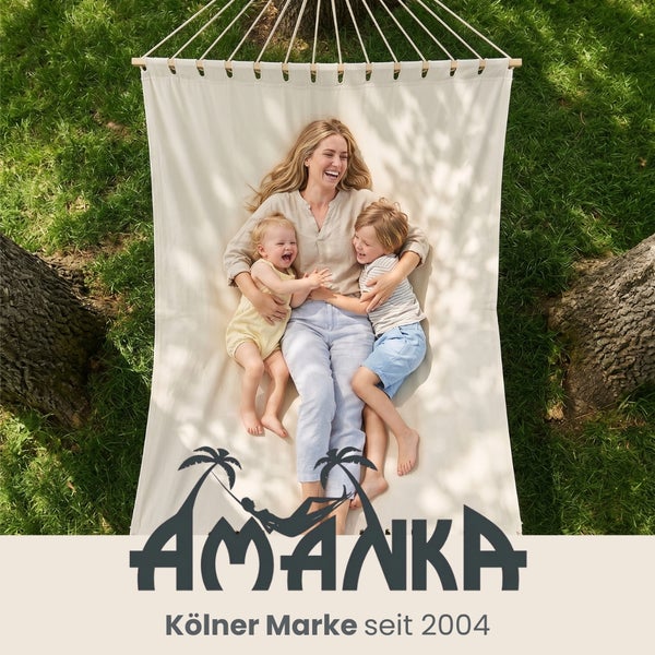 Frau und Kinder liegen in einer Stabhängematte im Garten zwischen Bäumen. AMANKA Logo. Kölner Marke seit 2004.