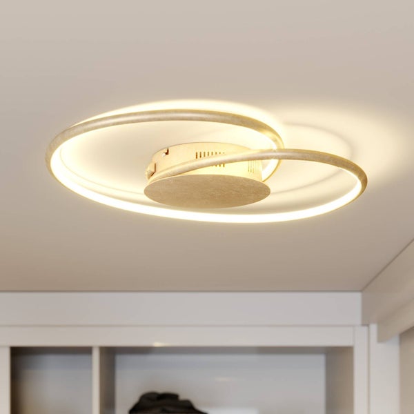Moderne LED-Deckenleuchte mit zwei ineinandergreifenden Ringen, strukturierte Oberfläche, warmweißes Licht, an weißer Decke montiert.