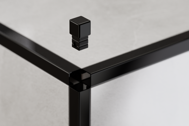 Detailansicht eines schwarzen Möbelverbinders aus Metall