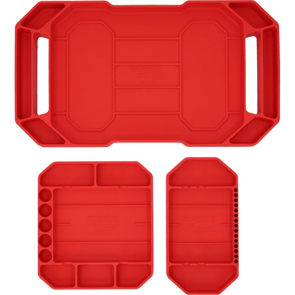 Motorraum eines Autos mit roter Werkzeugablage, Schrauben und Glühkerzen