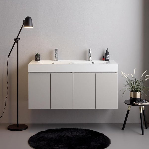 Modernes Badezimmer mit Doppelwaschtisch, schwarzer Stehlampe und rundem Teppich