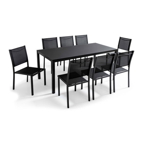 Gartenmöbel-Set mit einem schwarzen rechteckigen Tisch und acht passenden Stühlen mit Netzbespannung.