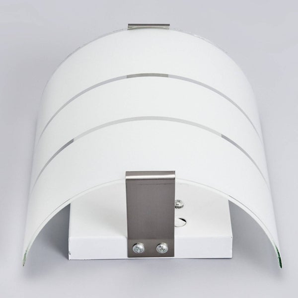 Wandleuchte mit halbrundem Schirm aus satiniertem Glas, horizontalen Streifen und Metallhalterung.