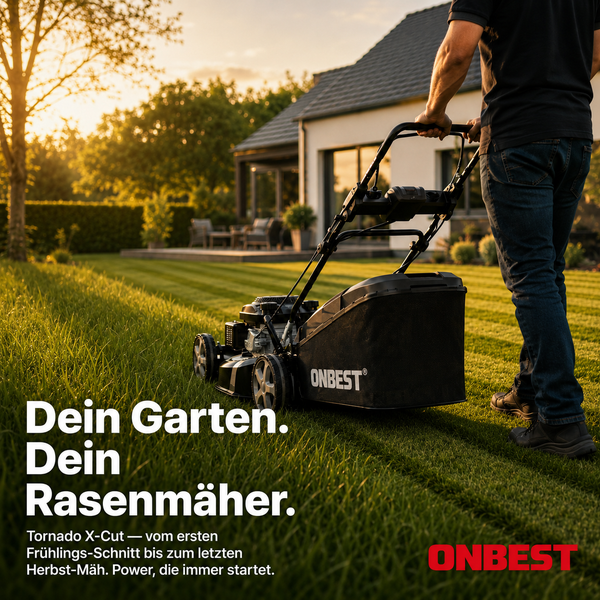 Ein Mann mäht einen gepflegten Rasen mit einem Onbest Tornado X-Cut Benzin-Rasenmäher vor einem modernen Haus bei Sonnenuntergang.
