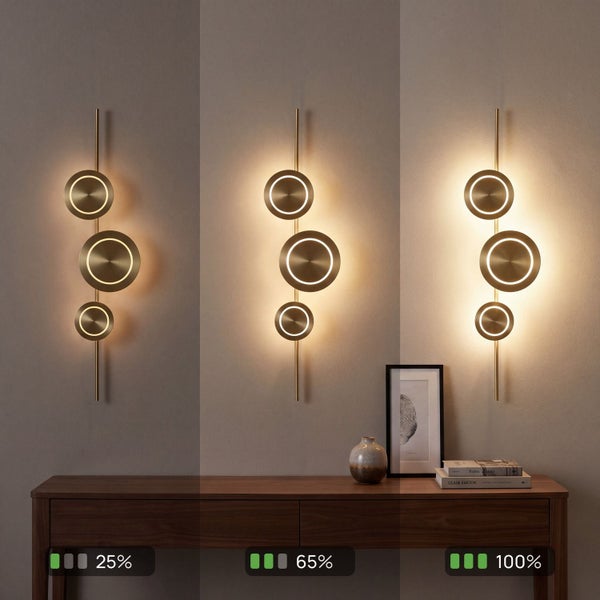 Moderne LED-Wandleuchte aus Metall über einer Holzkonsole, dimmbar in Stufen von 25 Prozent, 65 Prozent und 100 Prozent Helligkeit.