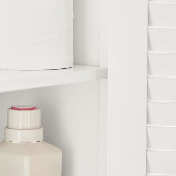 Detailansicht eines Badezimmerschranks mit Toilettenpapier und Reinigungsflasche