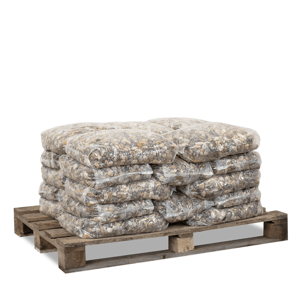 Mehrere Säcke Zierkies oder Steine auf einer Holzpalette gestapelt.