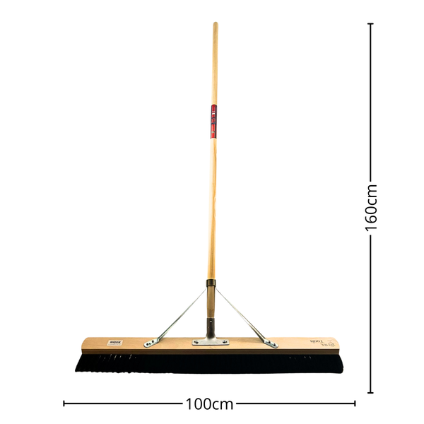 Besen mit Holzstiel und einer Breite von 100 cm und einer Höhe von 160 cm