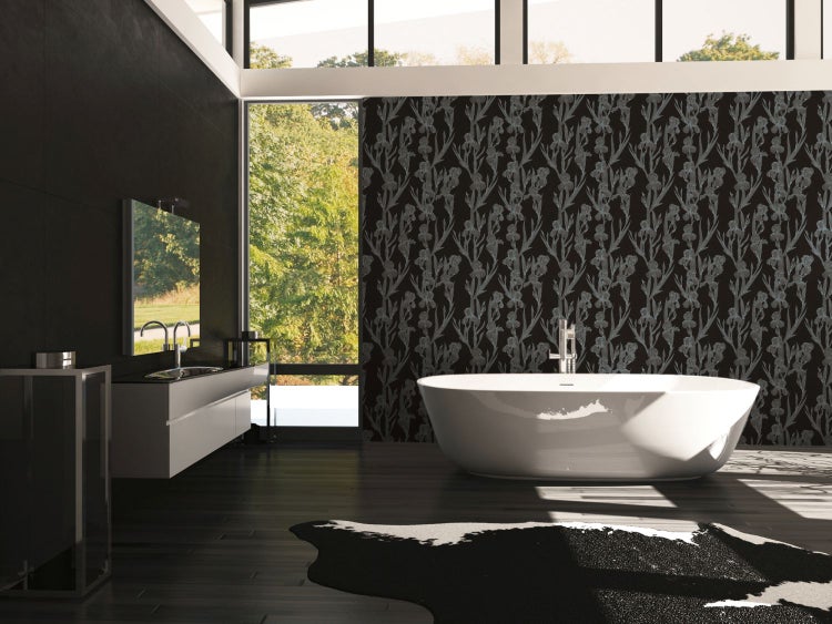 Badezimmer mit freistehender Badewanne, Waschbecken und gemusterter Tapete