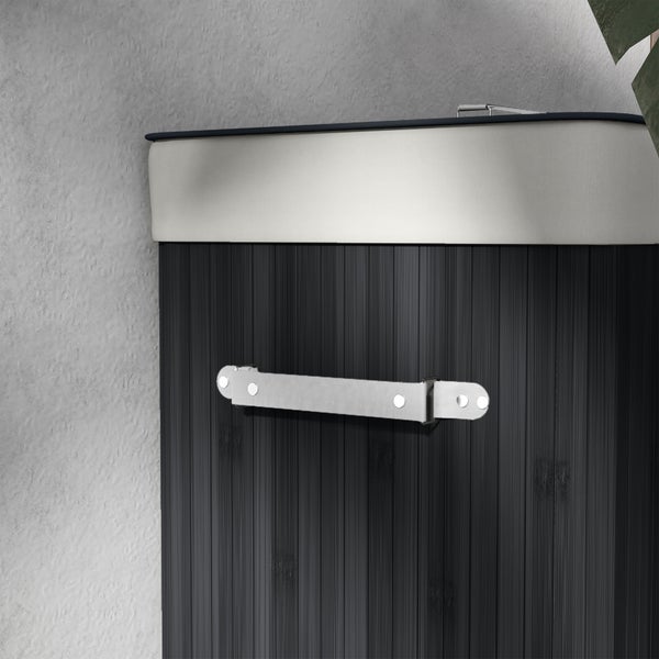 Nahaufnahme eines Wäschekorbs in dunkler Bambus-Optik mit Griff und hellem Textileinsatz.