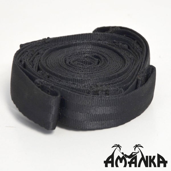 Aufgerolltes schwarzes Gurtband aus Nylon mit Amanka Logo.