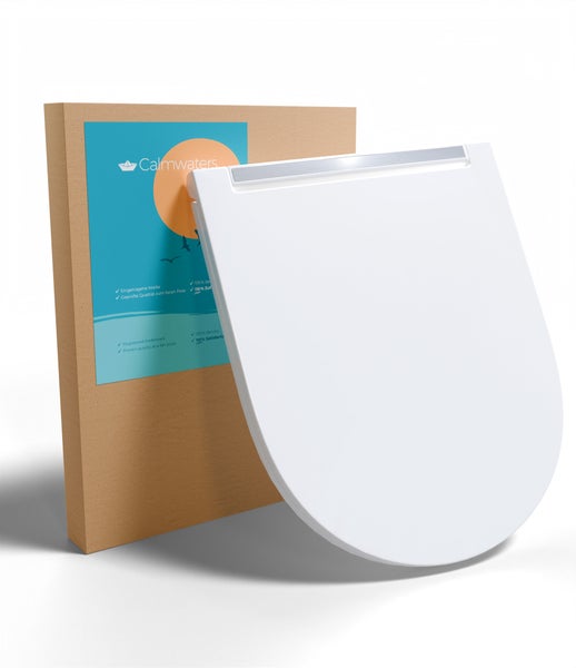 Ein weißer WC-Sitz mit Metalldesign-Akzent vor einer Calmwaters Logo Produktverpackung aus Karton.