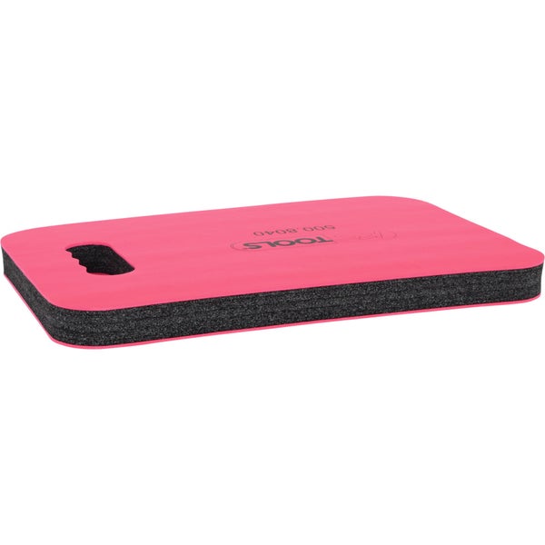 Zwei geöffnete Sortimentskästen aus Kunststoff, gefüllt mit Messing-Fittings, Schrauben und Dübeln.