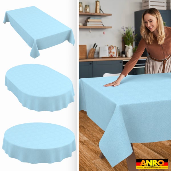 Hellblaue Tischdecke in rechteckiger, ovaler und runder Form. Frau glättet die Decke auf einem Holztisch in einer hellen Küche. ANRO Logo.