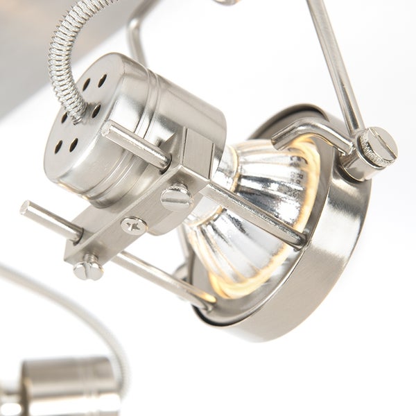 Detailaufnahme einer silberfarbenen Lampe mit Leuchtmittel