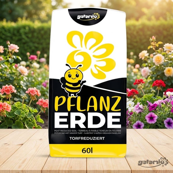 Torfreduzierte Pflanzerde von Galamio im 60 Liter Sack in einem bunten Blumengarten auf einer Holzterrasse.