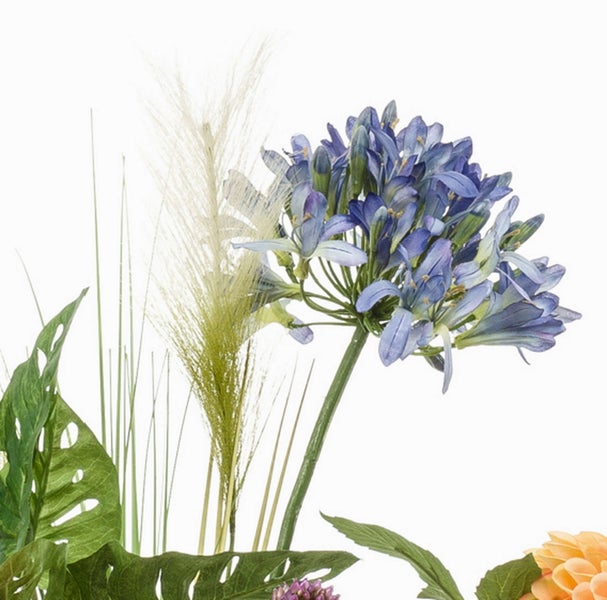 Künstliche Schmucklilie Agapanthus mit Ziergras und grünen Blättern für die Dekoration.