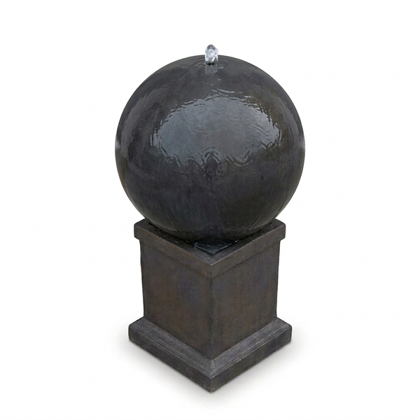 Kugelbrunnen aus Kunststein mit quadratischem Sockel und fließendem Wasser für den Garten.