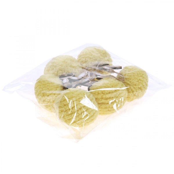 Dekorative Wollbommel mit Blumenapplikationen in einer transparenten Verpackung.