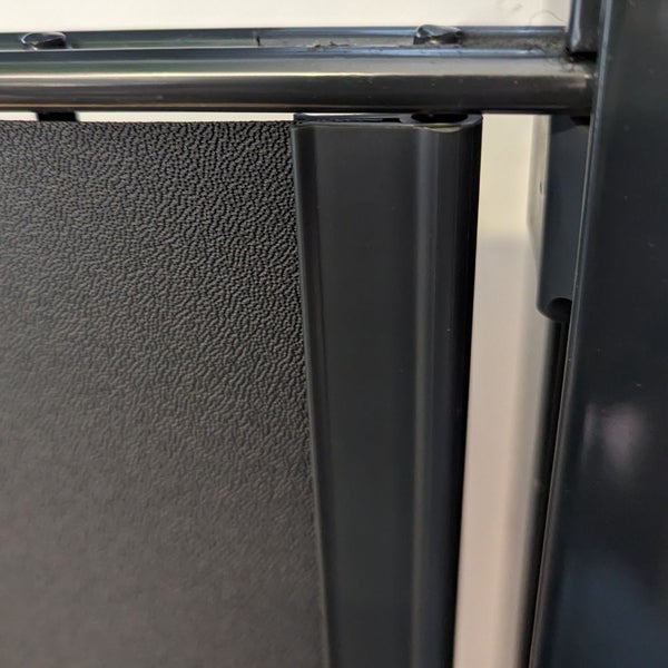 Detailansicht eines schwarzen Rollo-Elements mit Führungsschiene