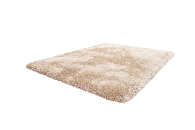 Hochflor-Teppich Shaggy in Beige, rechteckig und weich.