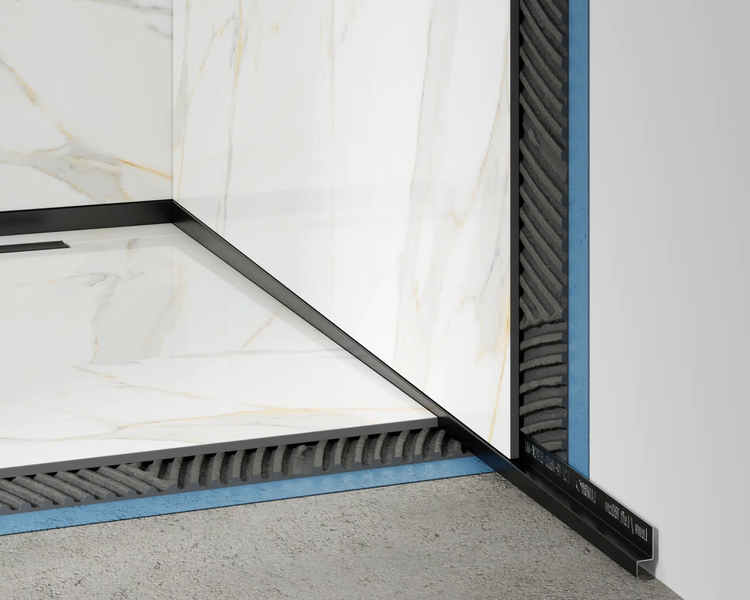 Dusch-Gefälleprofil aus schwarzem Metall für den Übergang zwischen Wand- und Bodenfliesen in Marmoroptik mit Einbauquerschnitt.