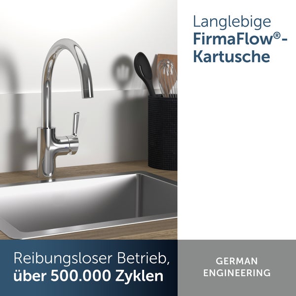 Küchenarmatur an einer Edelstahlspüle mit langlebiger Kartusche und Text Werbung für deutsche Technik.