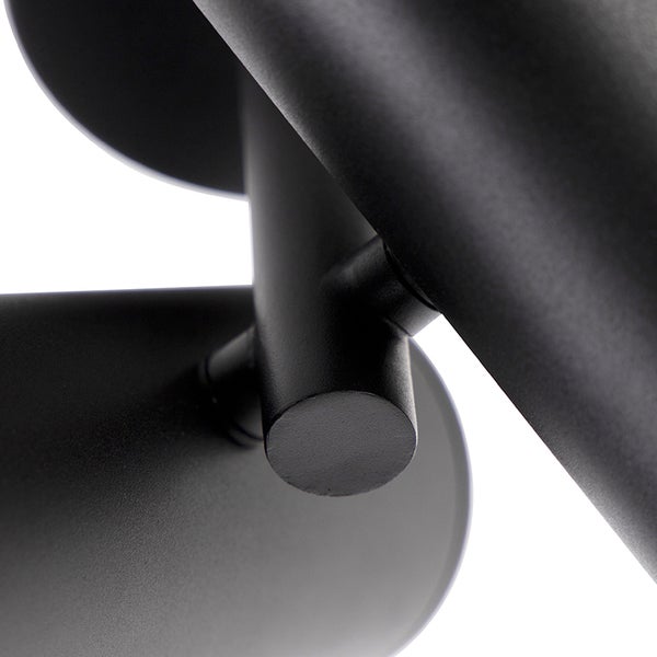 Detailaufnahme einer schwarzen Lampe mit runden Elementen.