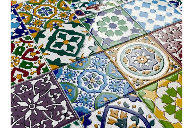 Fliesen mit floralen und geometrischen Mustern