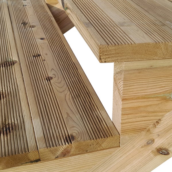 Detailansicht einer Holzterrasse mit geriffelten Dielen