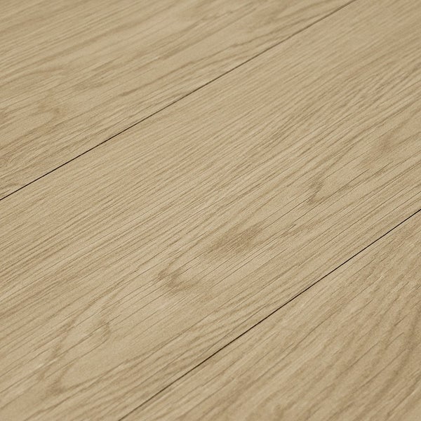 Laminatboden mit Eichenholzoptik und strukturierter Oberfläche in Paneelenoptik