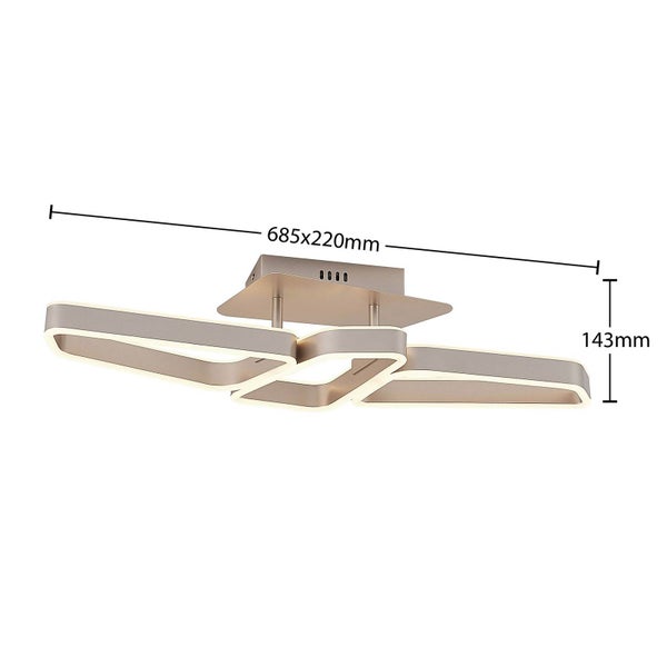 Moderne LED-Deckenleuchte in Champagner mit geometrischen Formen. Maße: Breite 685, Tiefe 220 und Höhe 143 Millimeter.