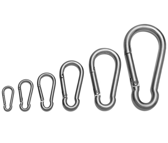 Sechs Karabinerhaken aus Edelstahl in verschiedenen Größen, von klein bis groß nebeneinander angeordnet.