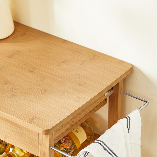 Detailansicht eines Bambusregals mit Handtuchhalter und Flaschen