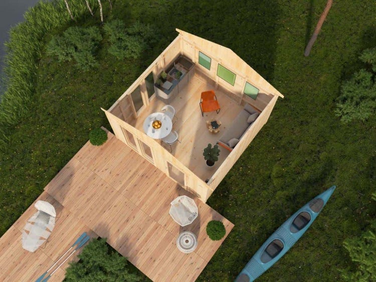 Draufsicht in ein hölzernes Gartenhaus mit Küche und Wohnbereich, angrenzender Holzterrasse mit Möbeln und einem blauen Kajak auf dem Rasen.