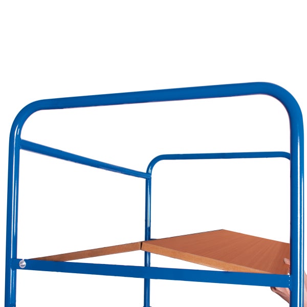 Blauer Transportwagen mit Holzregal